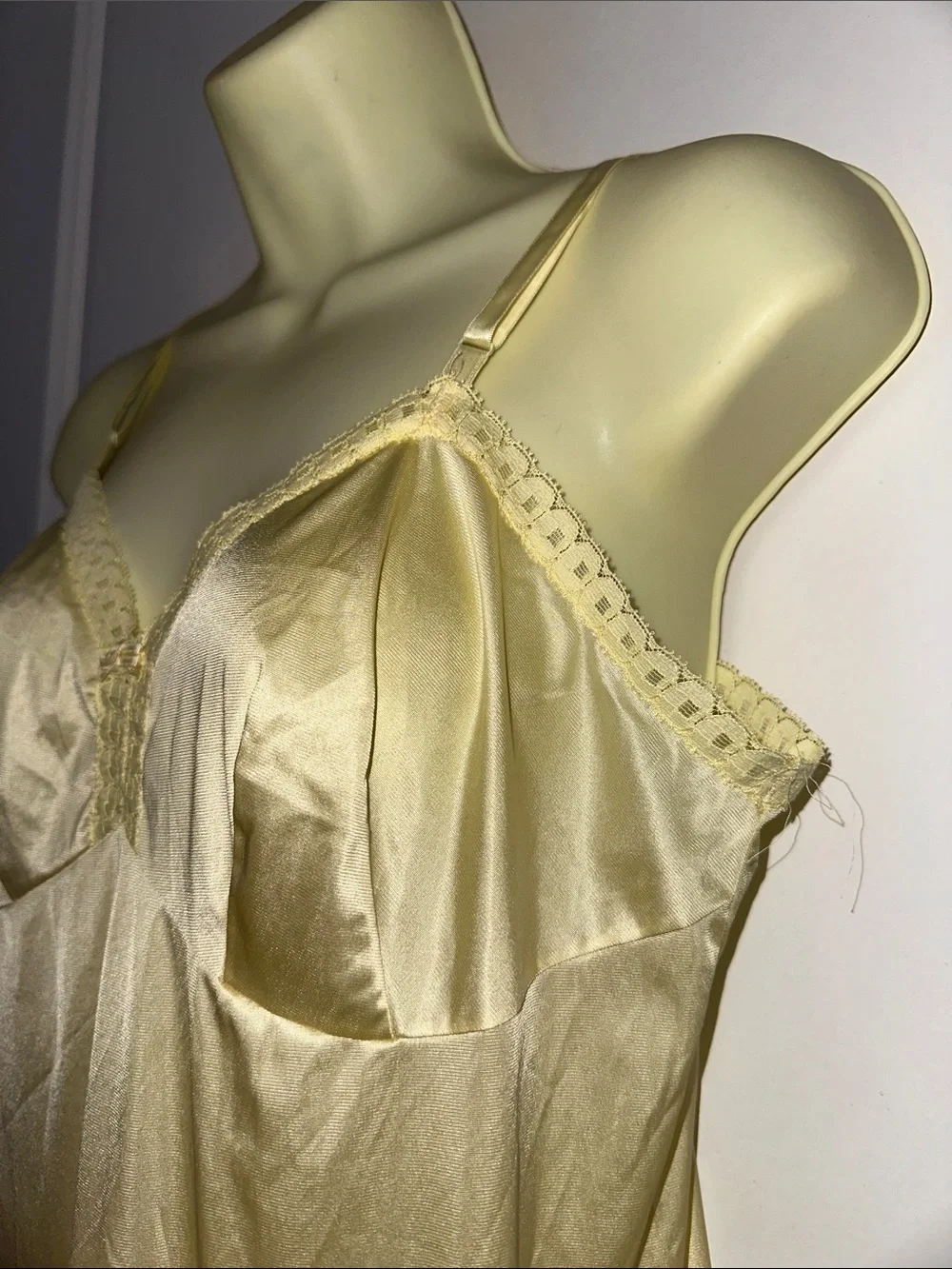Vintage 60s Vanity Fair Pale Yellow Nylon Slip with Lace Trim - Picture 4 of 7
